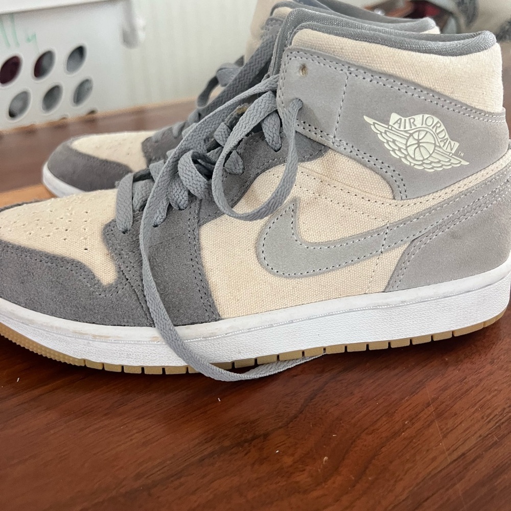 Nike air Jordan coconut and cream mid size sneakers